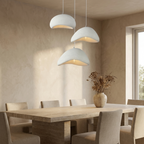 Lustre style wabi-sabi à dômes blancs texturés Écume – mise en situation (visuel d’ambiance)