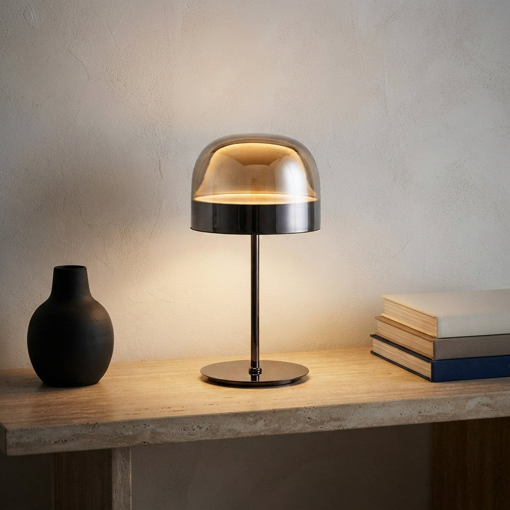 Lampe à poser en verre dôme fumé pied chromé Estompe – mise en situation (visuel d’ambiance)