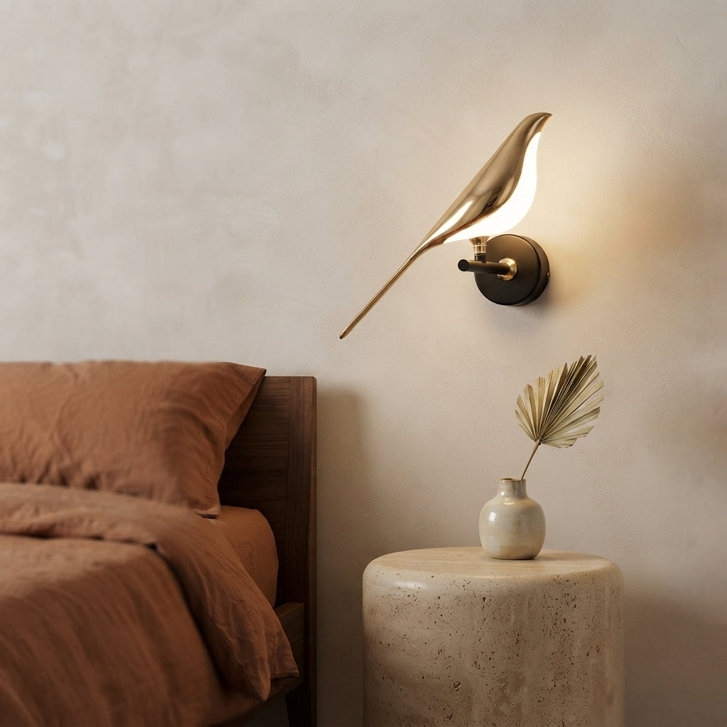 Applique murale oiseau doré et blanc Alouette – mise en situation (visuel d’ambiance)