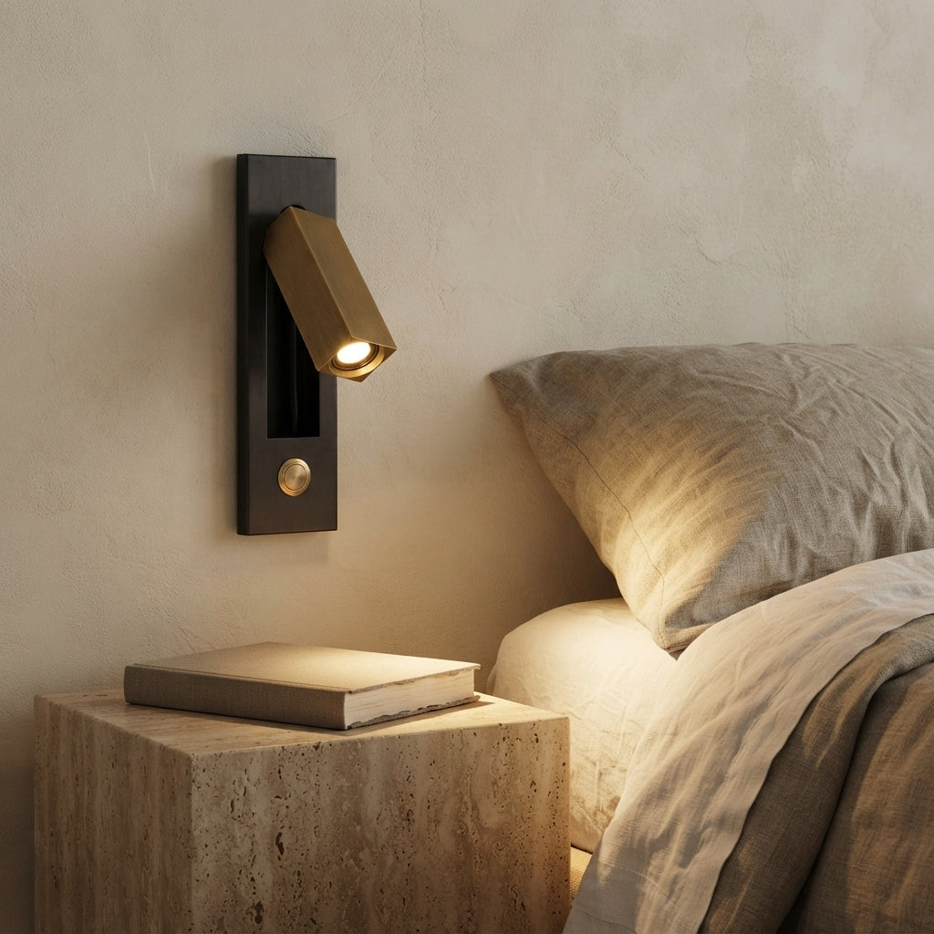 Applique murale orientable noire spot doré pivotant Bascule – mise en situation (visuel d’ambiance)