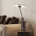 Lampe à poser fût sombre et disque réflecteur Gong – mise en situation (visuel d’ambiance)