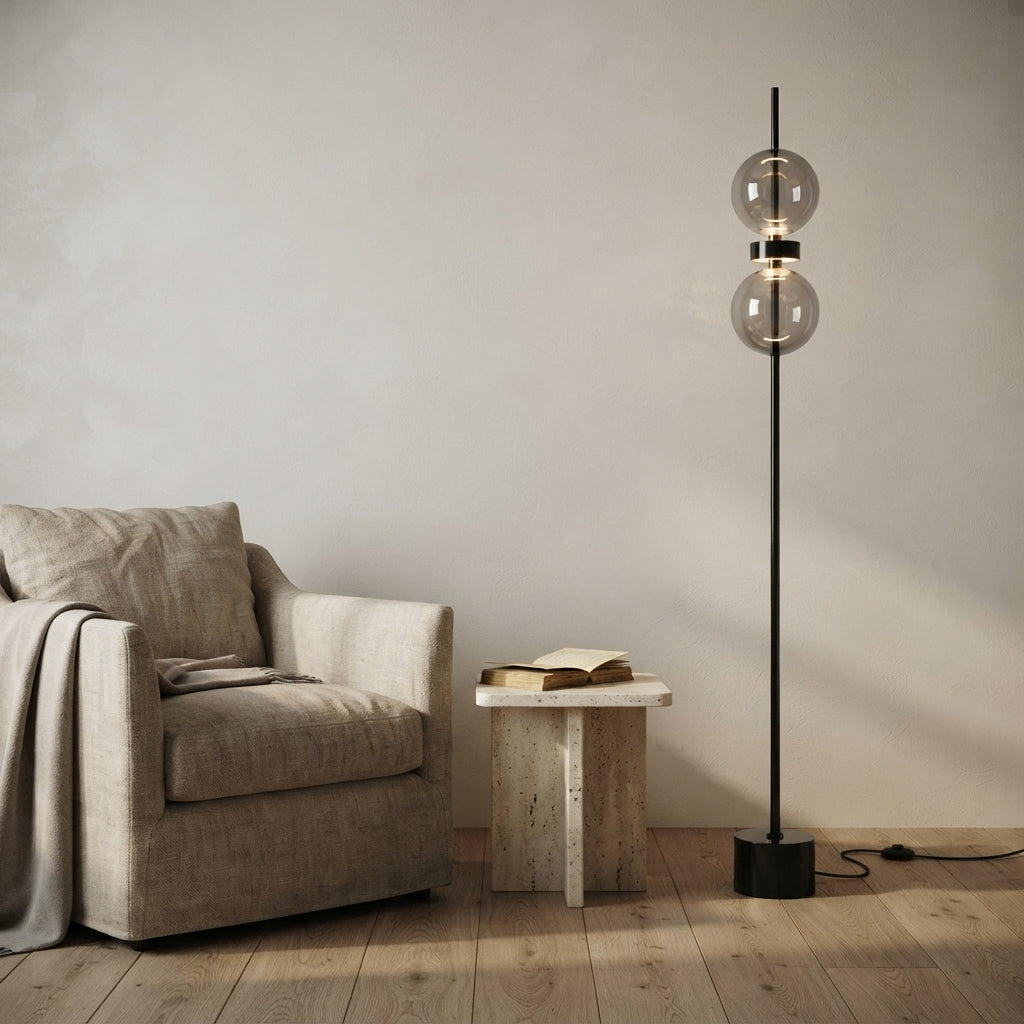 Lampadaire fin en métal noir à deux globes Lorgnette – mise en situation (visuel d’ambiance)
