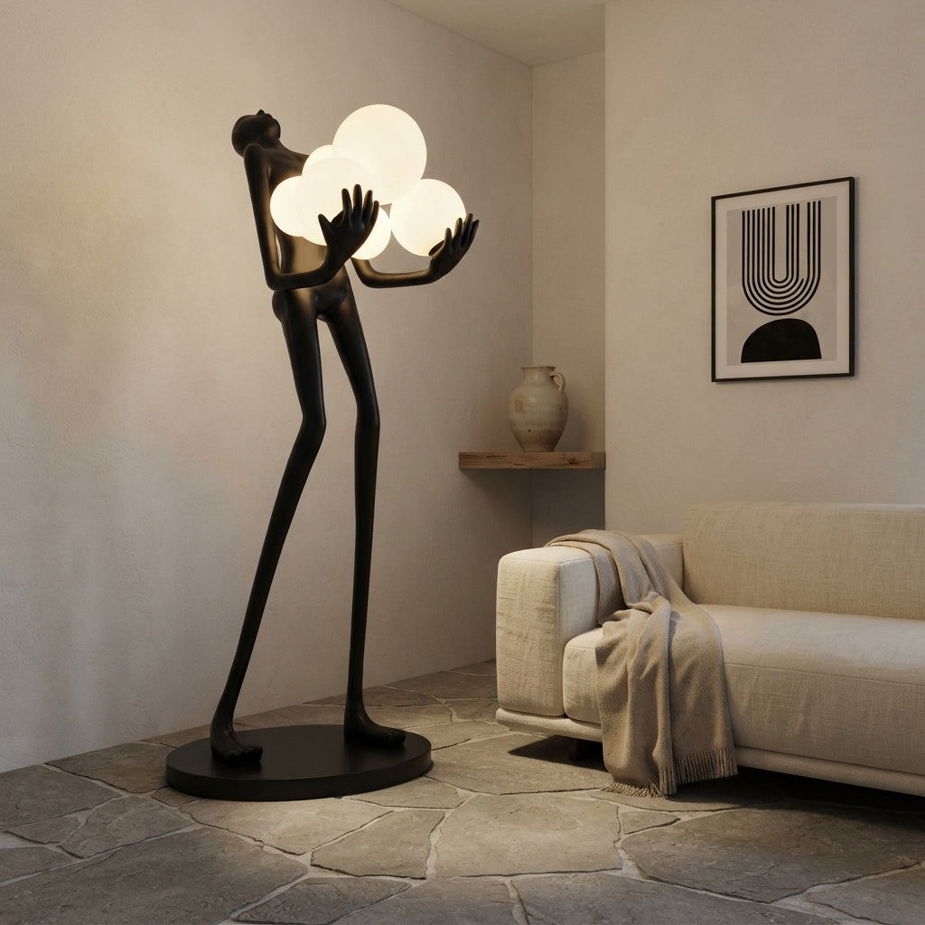 Lampadaire sculpture en résine silhouette humaine globes levés Gerbe – mise en situation (visuel d’ambiance)