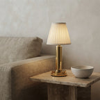 Lampe à poser sans fil rechargeable dorée abat-jour plissé Escale – mise en situation (visuel d’ambiance)