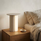 Lampe à poser cylindre en aluminium beige Anza – mise en situation (visuel d’ambiance)