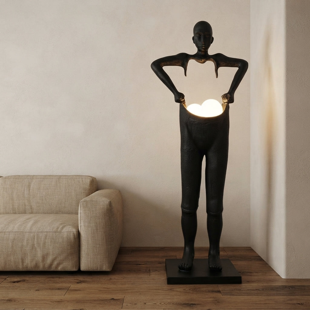 Lampadaire sculpture en résine silhouette humaine globe en main Foyer – mise en situation (visuel d’ambiance)