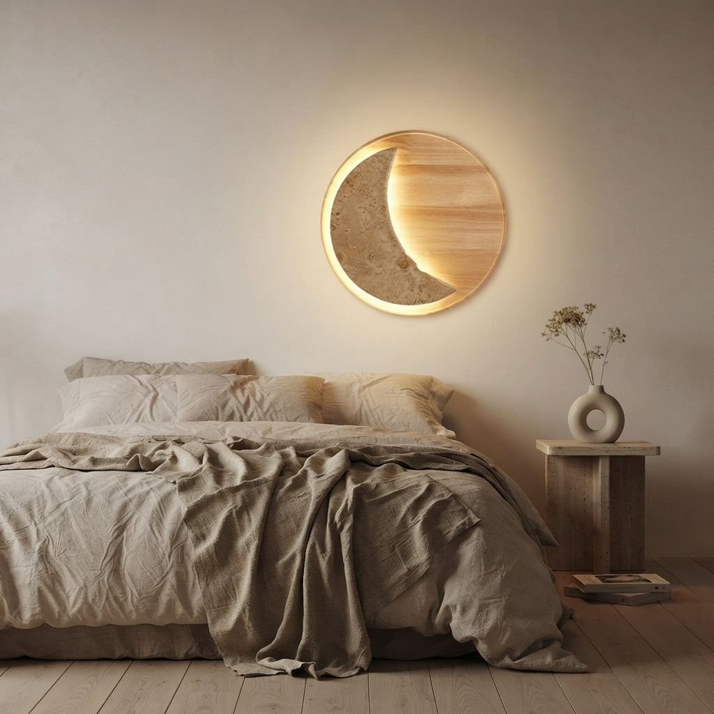 Applique murale lune en travertin style wabi-sabi Apogée – mise en situation (visuel d’ambiance)