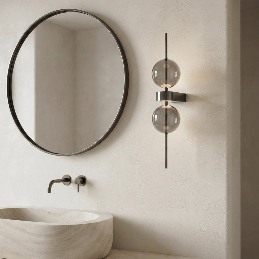 Applique murale deux globes fumés et métal noir Ludion – mise en situation (visuel d’ambiance)