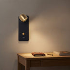 Applique murale orientable noire petit spot doré Bijou – mise en situation (visuel d’ambiance)