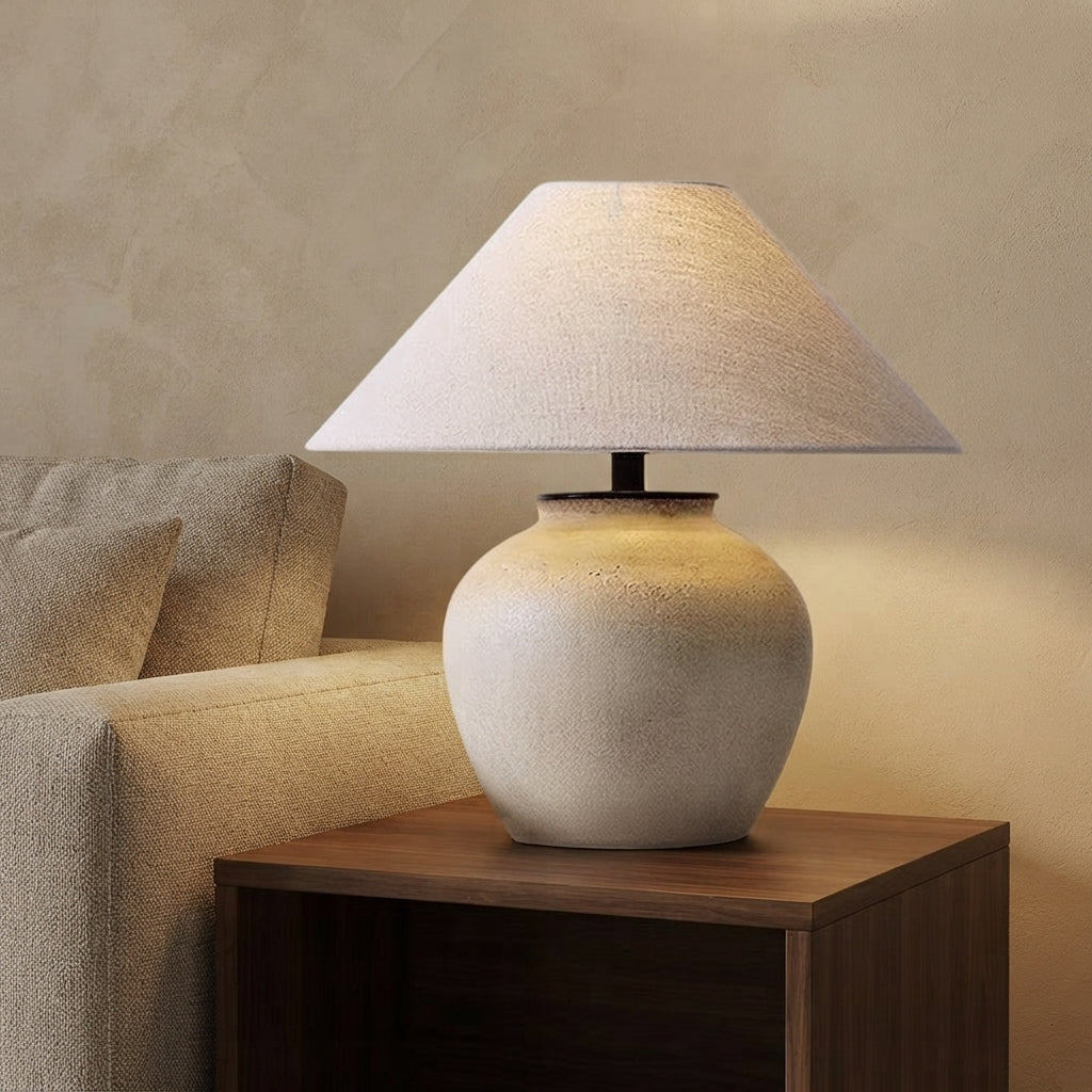 Lampe à poser en céramique fait main pied boule texturé Garrigue – mise en situation (visuel d’ambiance)