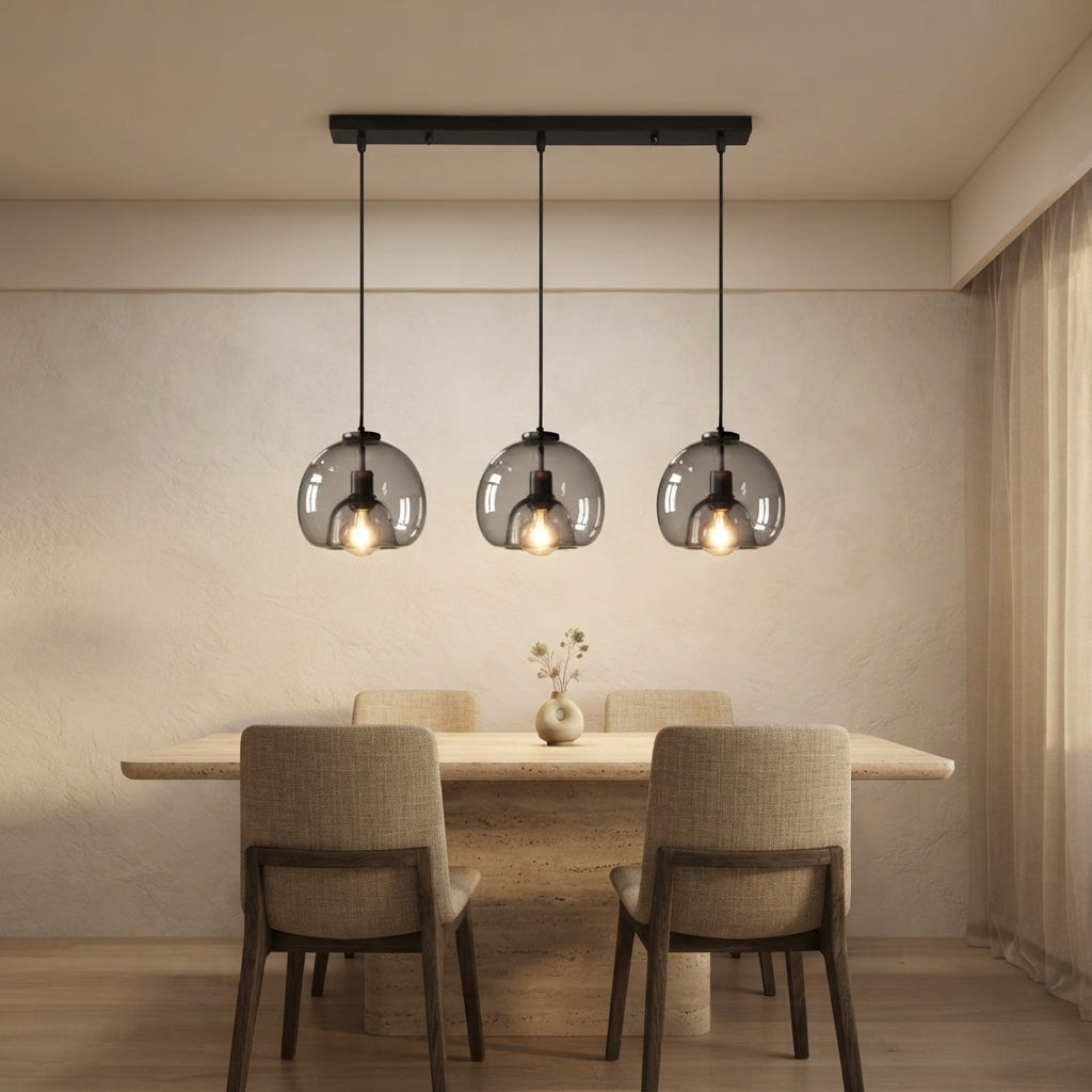 Suspension en verre trois globes fumés sur rampe Fumerolle – mise en situation (visuel d’ambiance)