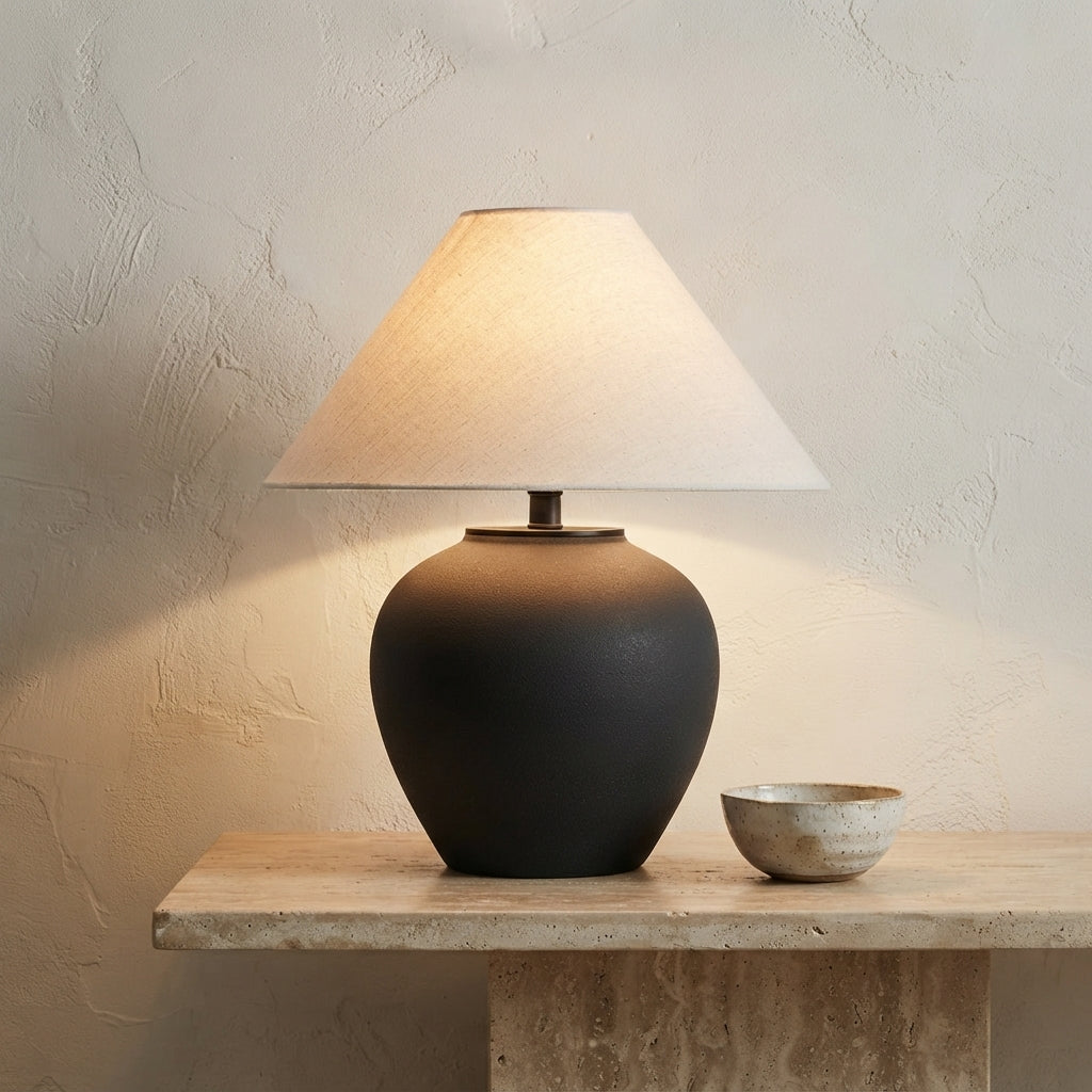 Lampe à poser en céramique fait main pied noir mat Encre – mise en situation (visuel d’ambiance)