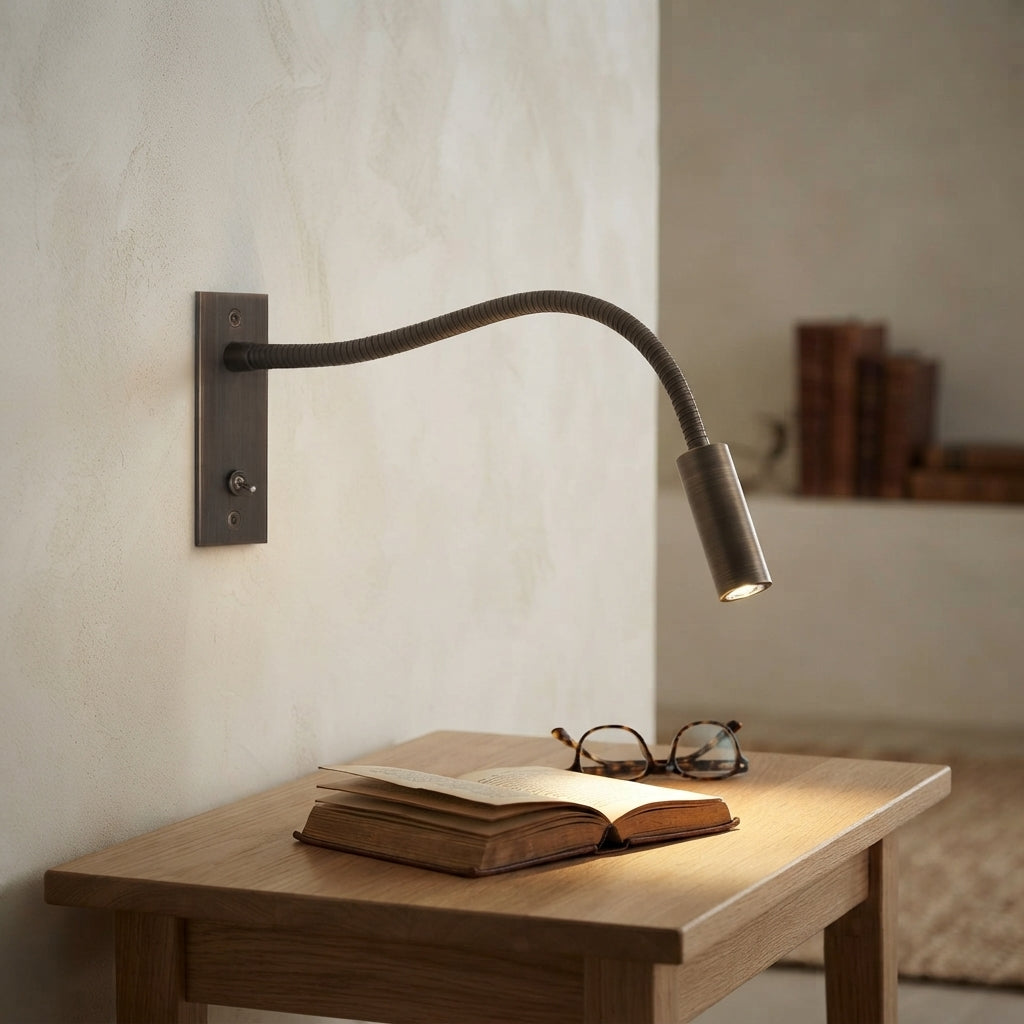 Applique murale orientable brune col flexible Avocette – mise en situation (visuel d’ambiance)