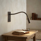Applique murale orientable brune col flexible Avocette – mise en situation (visuel d’ambiance)