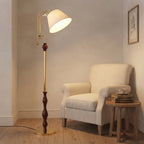 Lampadaire doré à fût tourné aspect bois Ermitage – mise en situation (visuel d’ambiance)