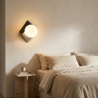 Applique murale globe blanc sur losange en métal platine Zephyr – mise en situation (visuel d'ambiance)