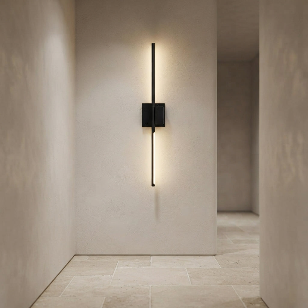 Applique murale linéaire noire sans fil rechargeable Amarante – mise en situation (visuel d’ambiance)