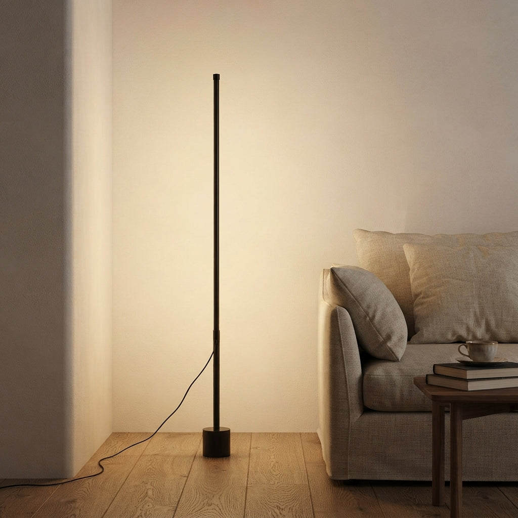 Lampadaire tige lumineuse noire minimaliste Jalon – mise en situation (visuel d’ambiance)