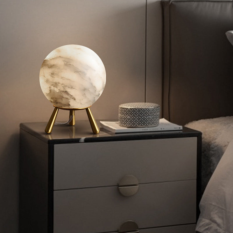 Lampe à poser sphère en albâtre et laiton Atlas