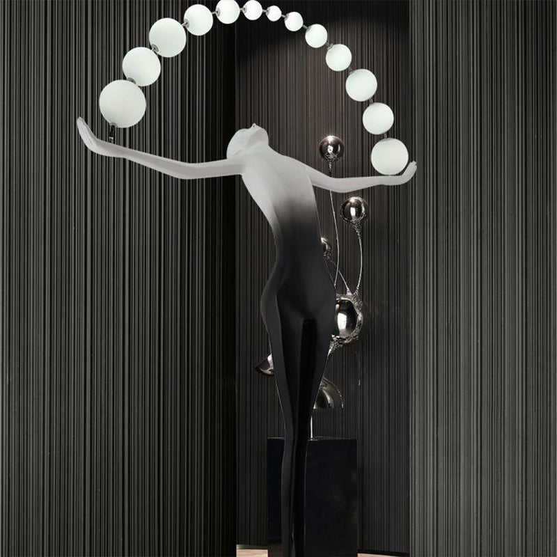Lampadaire sculpture en résine silhouette humaine en arche Farandole