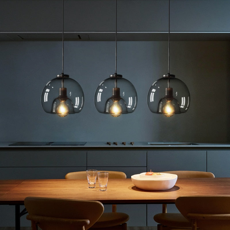 Lustre trois globes en verre transparent sur barre noire Rosée – vue 3