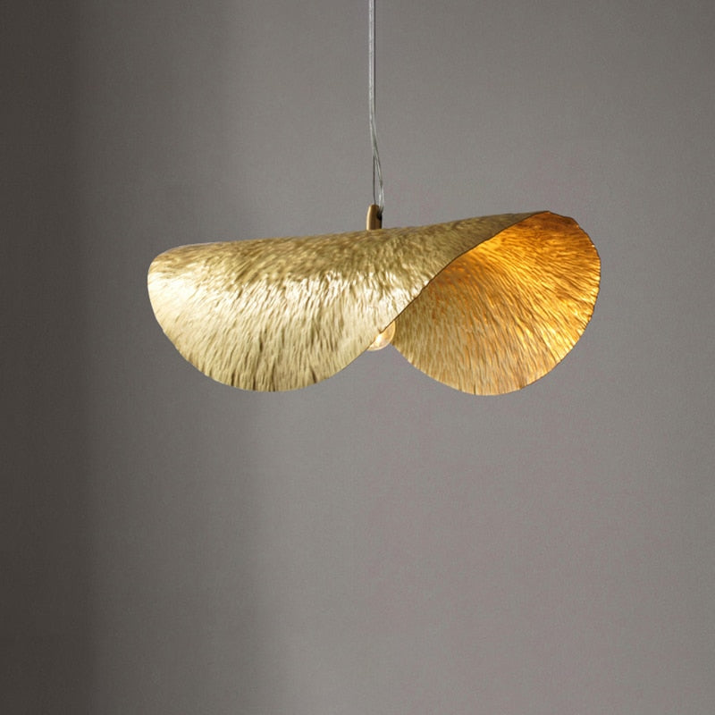 Suspension feuille de lotus dorée Sépale, finition dorée