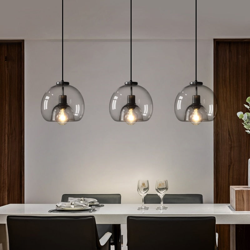 Lustre trois globes en verre transparent sur barre noire Rosée