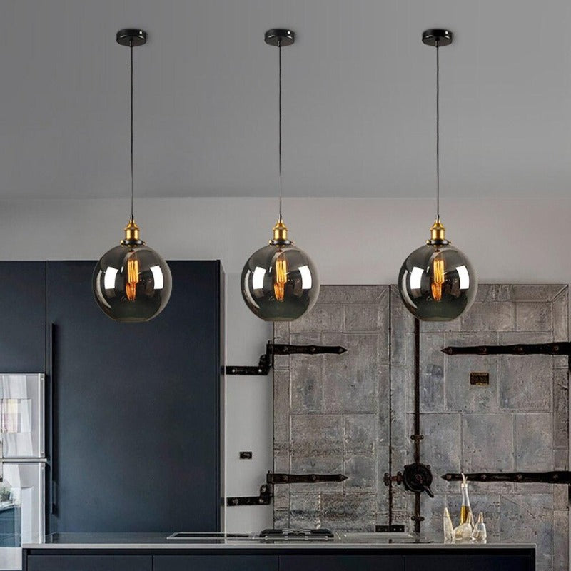 Suspension globe en verre ambré et douille dorée Vendange, coloris ambré