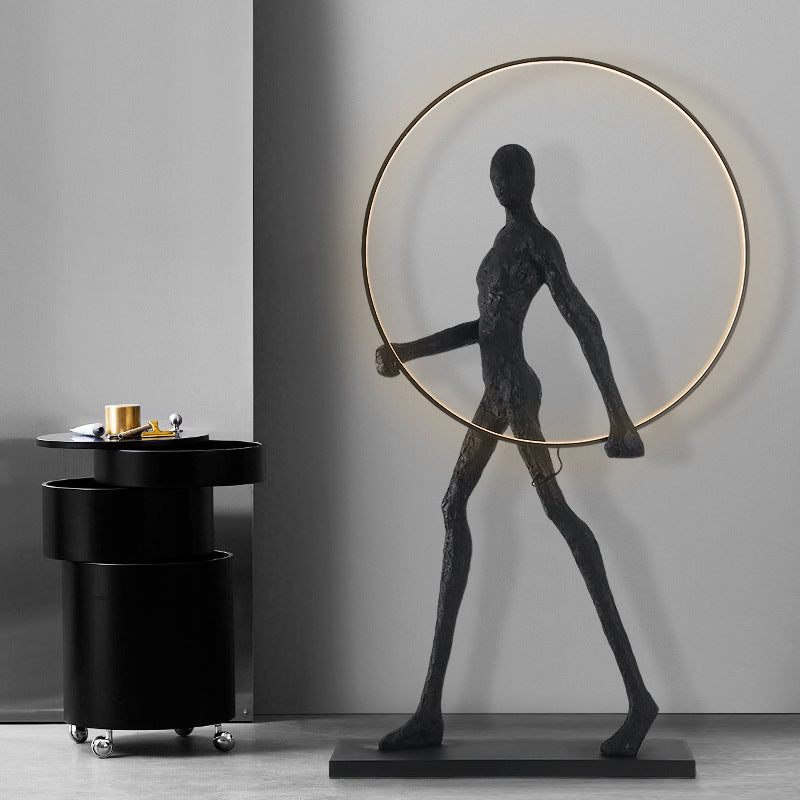 Lampadaire sculpture en résine silhouette humaine à l'anneau Errance