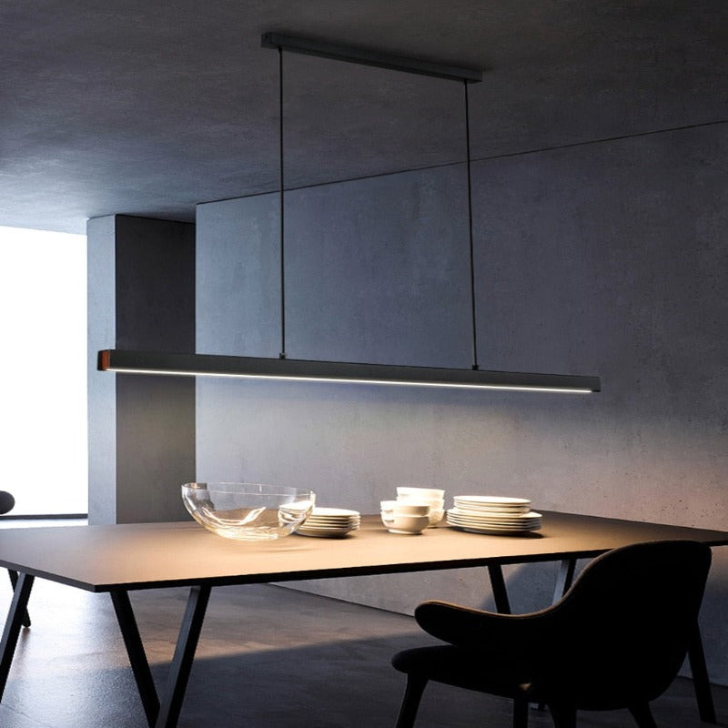Lustre linéaire en métal noir suspendu par fils fins Traverse, finition noire