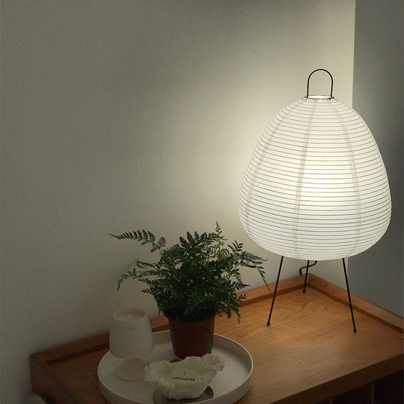 Lampe à poser en papier sur trépied noir Ikebana