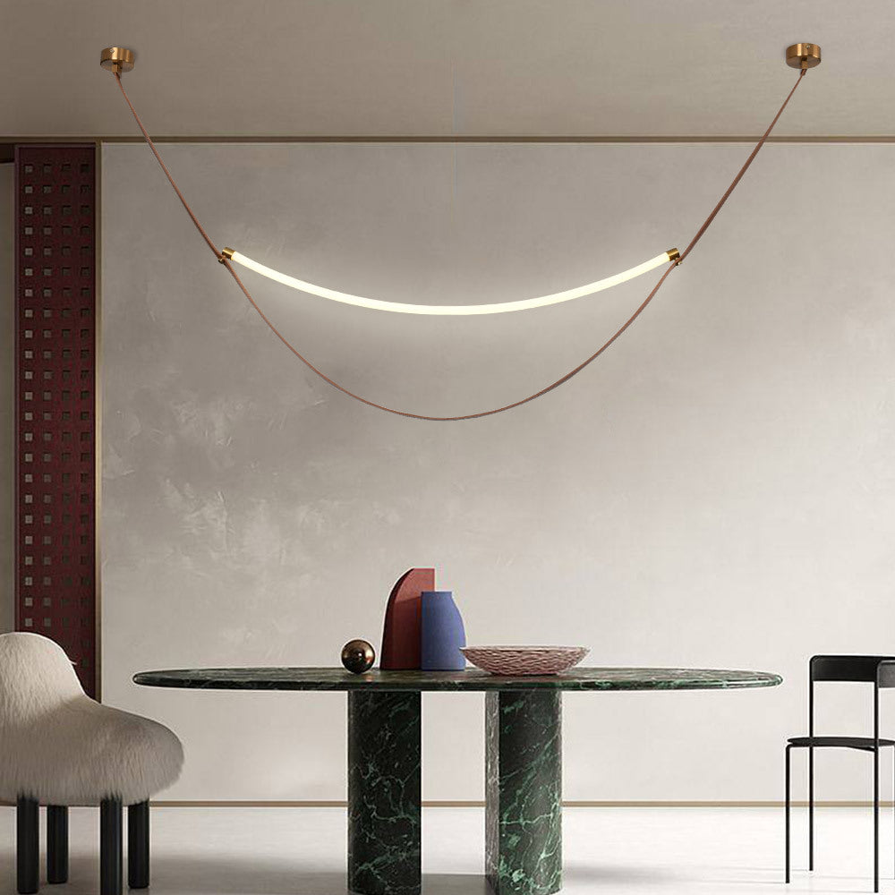 Lustre arc lumineux suspendu à une sangle Hamac