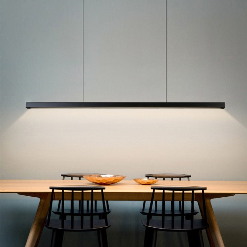 Lustre linéaire en métal noir suspendu par fils fins Traverse