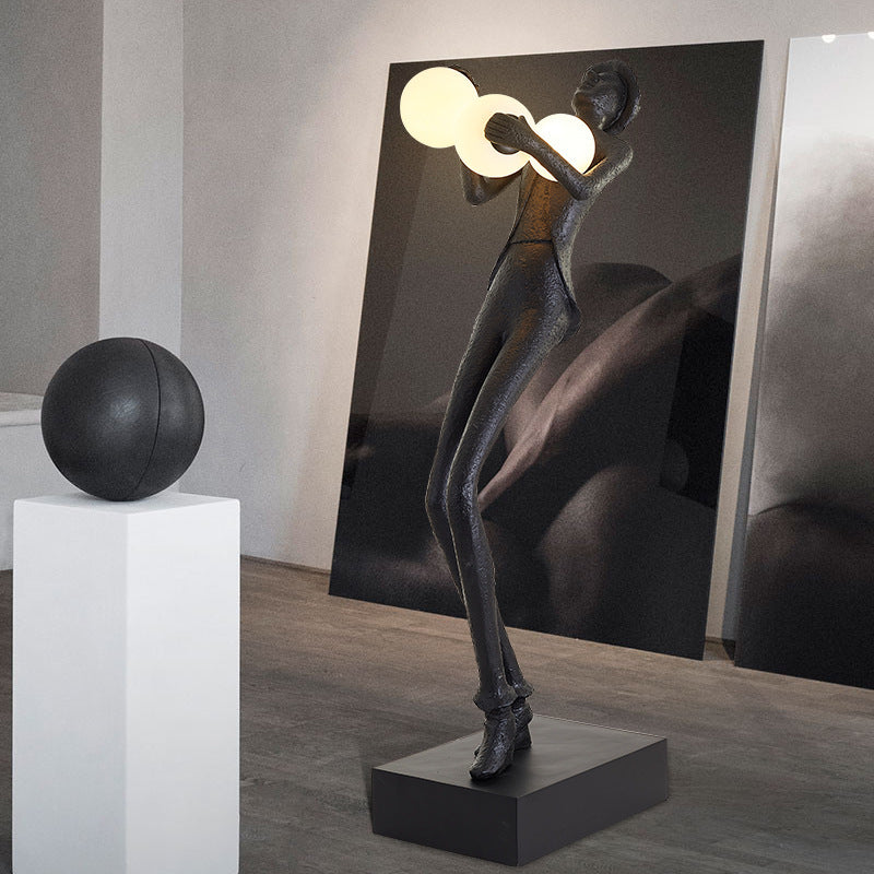 Lampadaire boule sculpture en résine silhouette humaine Égérie