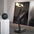 Lampadaire boule sculpture en résine silhouette humaine Égérie