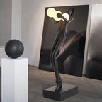 Lampadaire boule sculpture en résine silhouette humaine Égérie