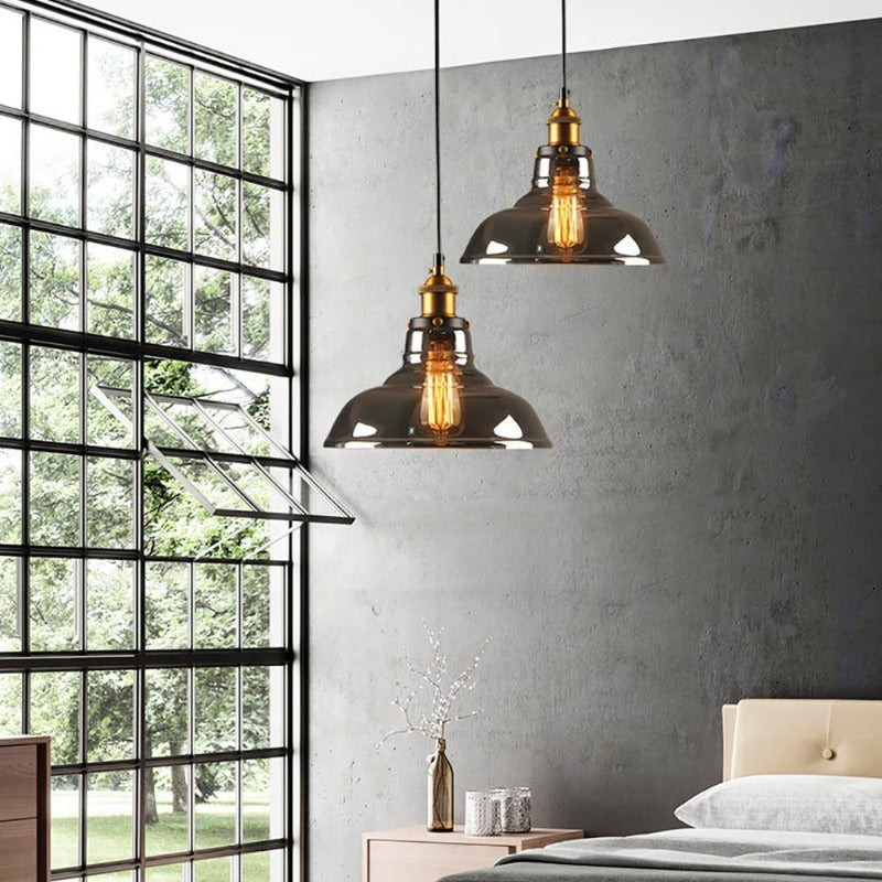 Suspension globe en verre ambré et douille dorée Vendange, coloris ambré – vue 2