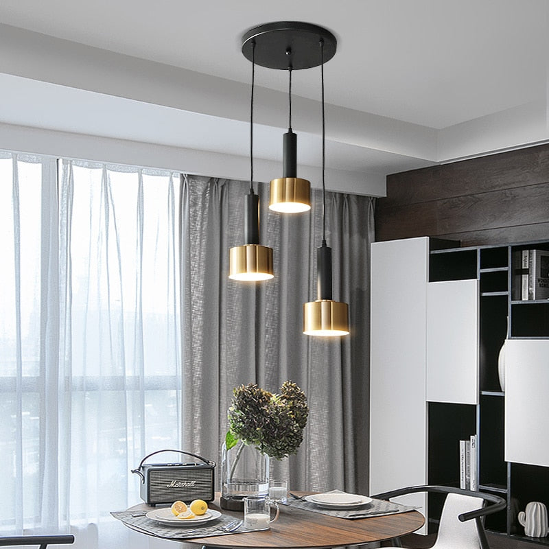 Lustre trois lampes noir et or sur plateau Tercet, finition noir et or – vue 2