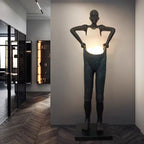 Lampadaire sculpture en résine silhouette humaine globe en main Foyer