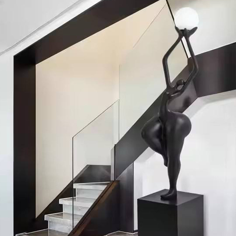 Lampadaire sculpture en résine silhouette humaine au globe levé Idole