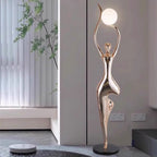 Lampadaire sculpture en résine silhouette humaine dorée Envolée