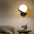 Applique murale globe blanc cerclé de métal noir Orbite, finition noire