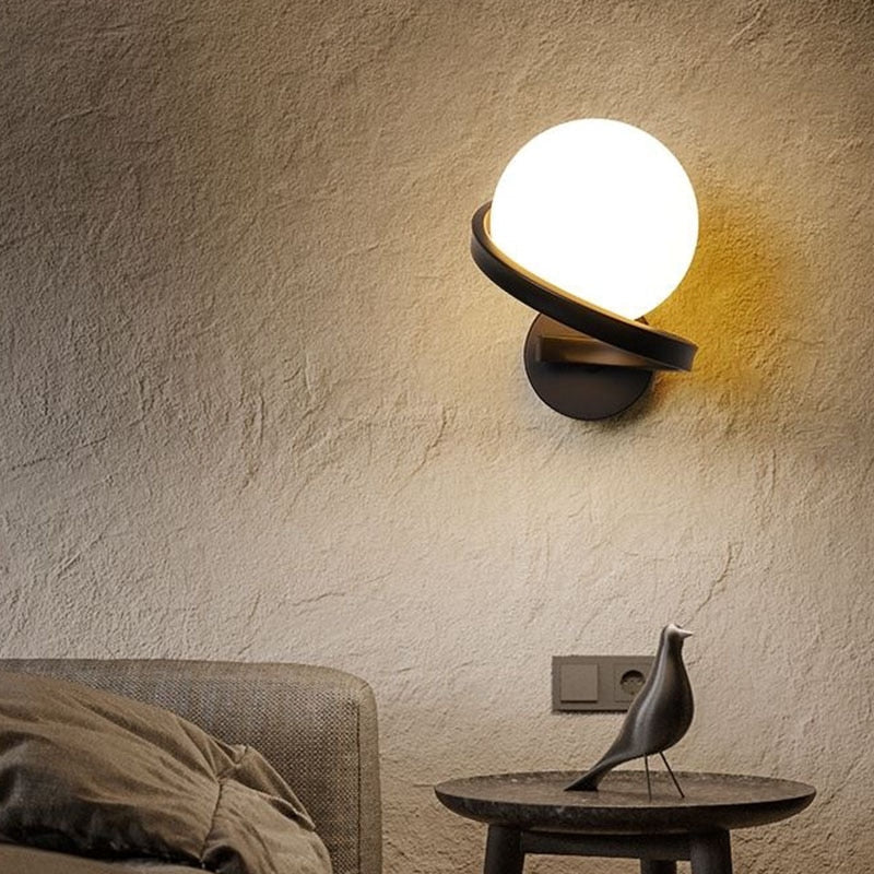 Applique murale globe blanc cerclé de métal noir Orbite, finition noire