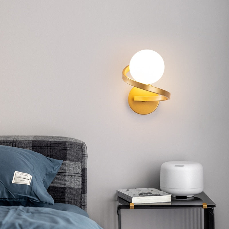 Applique murale globe blanc cerclé de métal noir Orbite
