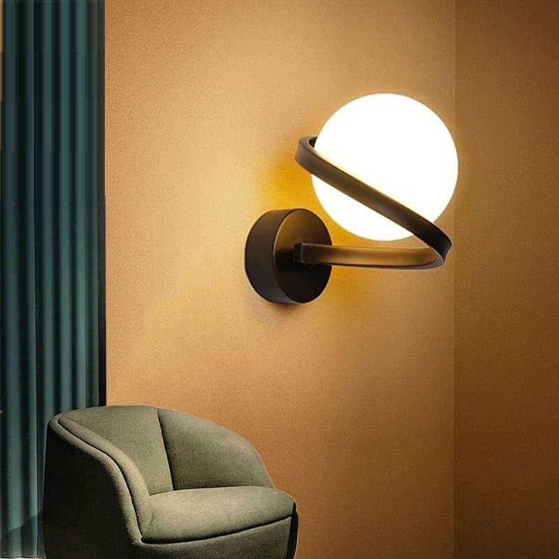 Applique murale globe blanc cerclé de métal noir Orbite