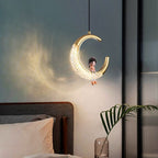 Suspension croissant de lune doré et silhouette Songe, finition dorée – vue 2
