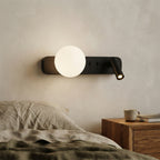 Applique murale orientable noire globe et liseuse Crépuscule – mise en situation (visuel d’ambiance)
