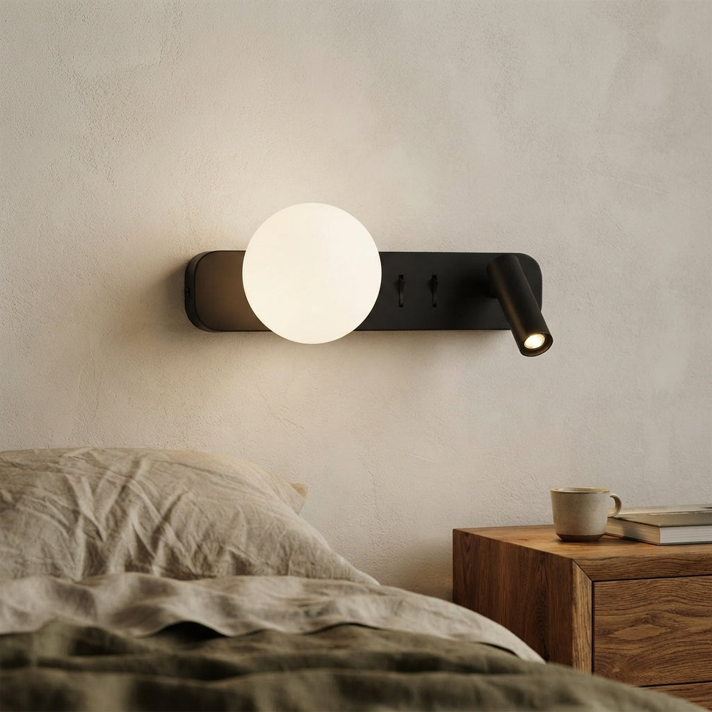 Applique murale orientable noire globe et liseuse Crépuscule – mise en situation (visuel d’ambiance)