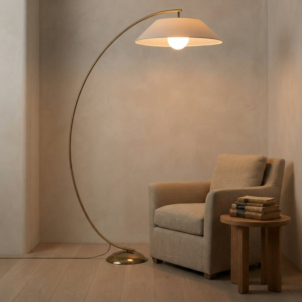 Lampadaire arqué doré abat-jour blanc Galbe – mise en situation (visuel d’ambiance)