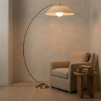 Lampadaire arqué doré abat-jour blanc Galbe – mise en situation (visuel d’ambiance)